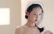 《青春抛物线》安乐洗完后裹着浴巾走了出来  安晏根本不敢看她