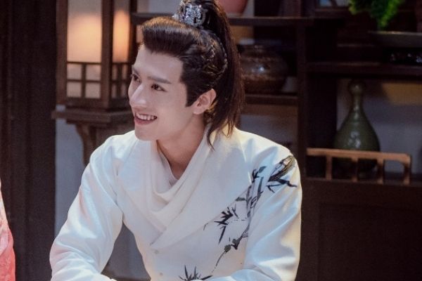 《春来枕星河》黄日莹变身古怪精灵女?罗正饰演高冷帅气陶君然?