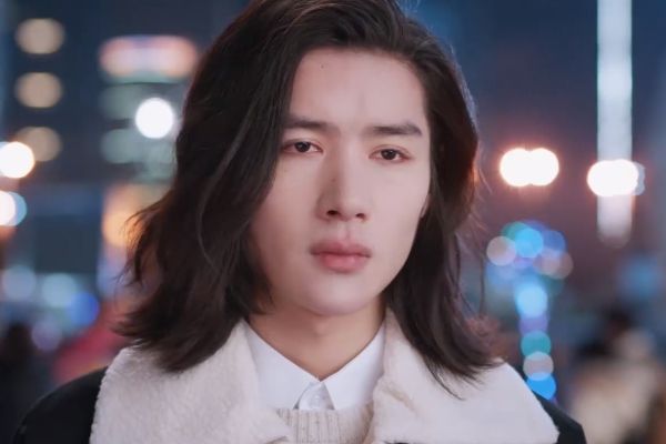 都市偶像剧《完美的他》剧情简介?讲述人类和虚拟偶像爱情故事?
