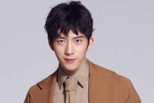 电视剧《女心理师》演员杨紫扮演贺顿?井柏然饰演主持人钱开逸?